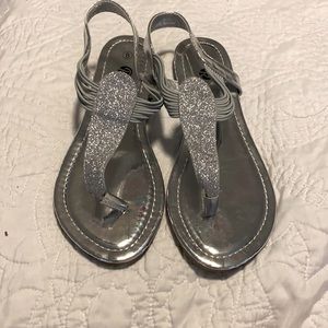 Super cute silver strappy flat sandals 🌸bundle and save!!